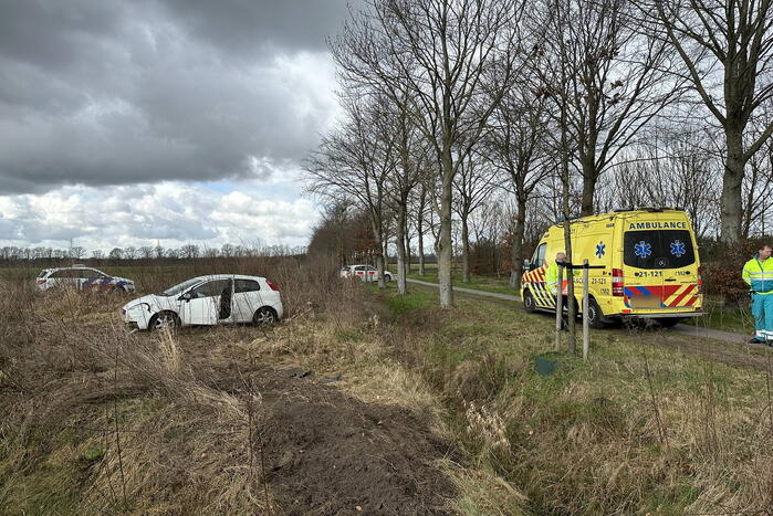 Auto belandt in weiland, bestuurder aangehouden