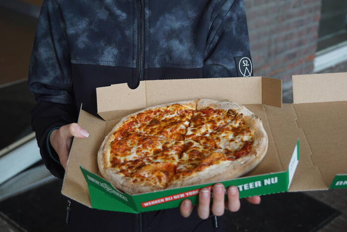 Pizzaria geeft gratis pizza's als wervingscampagne