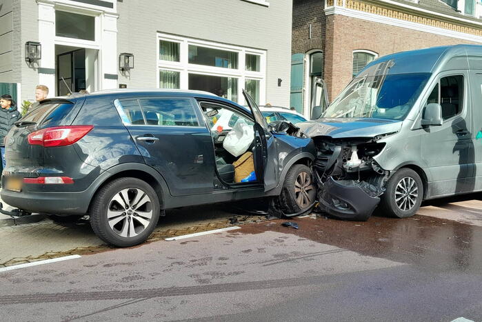 Personenauto frontaal tegen bestelbus