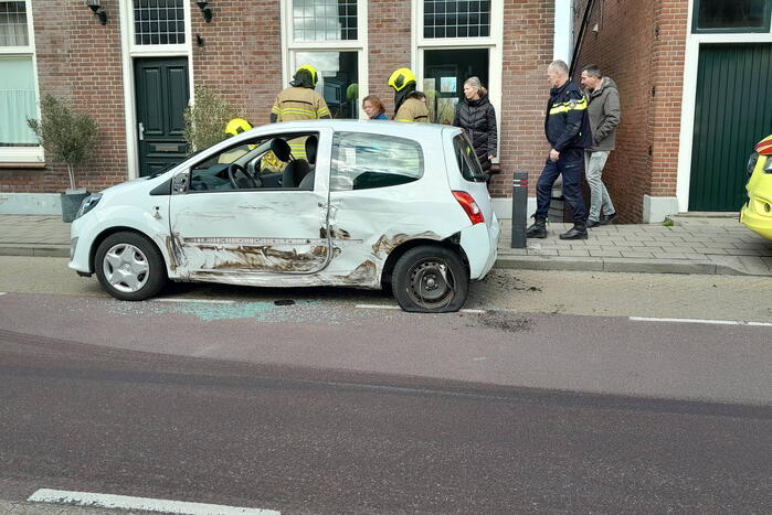 Personenauto frontaal tegen bestelbus