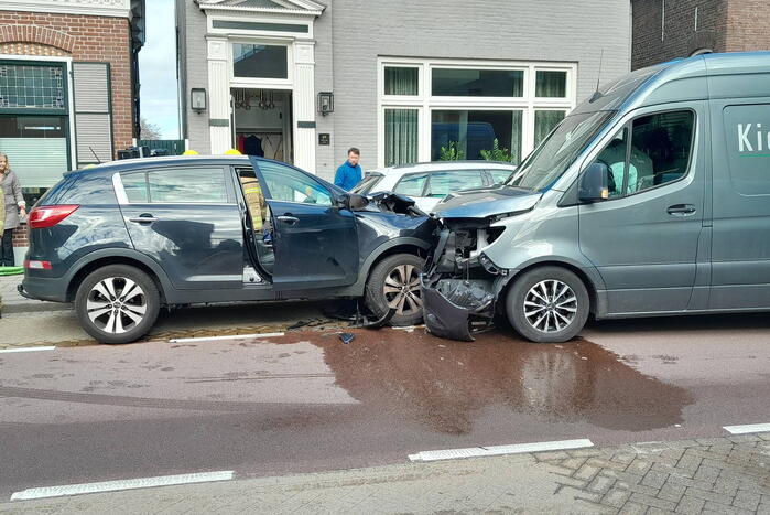 Personenauto frontaal tegen bestelbus