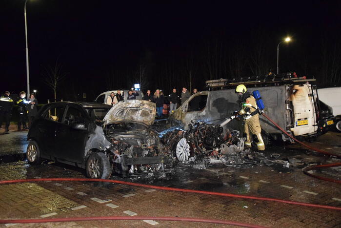 Meerdere voertuigen volledig uitgebrand