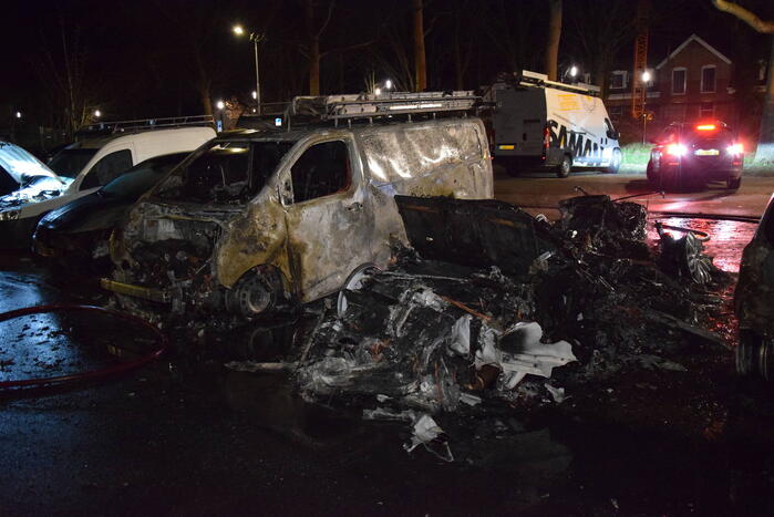 Meerdere voertuigen volledig uitgebrand