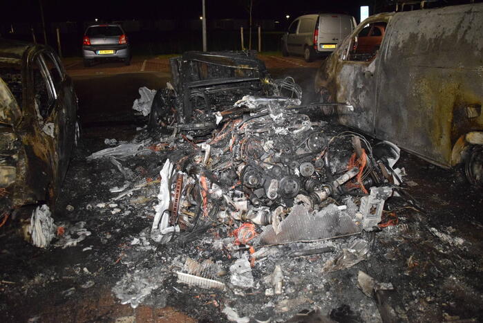 Meerdere voertuigen volledig uitgebrand