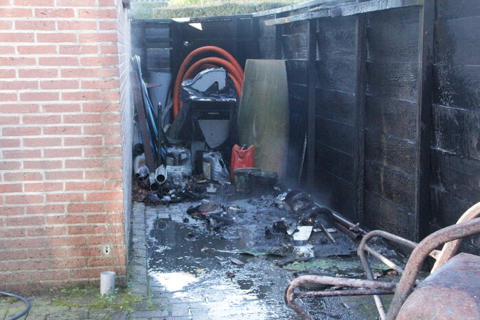 Containers tegen schuur in brand