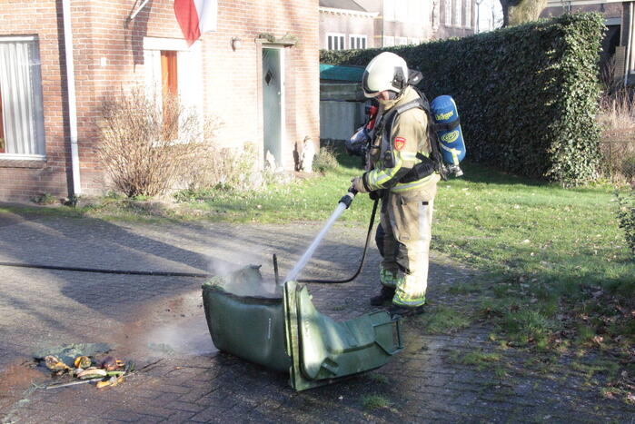 Containers tegen schuur in brand