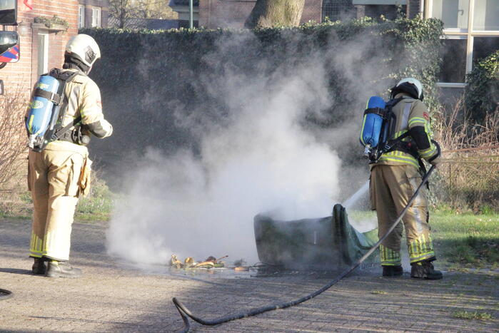 Containers tegen schuur in brand