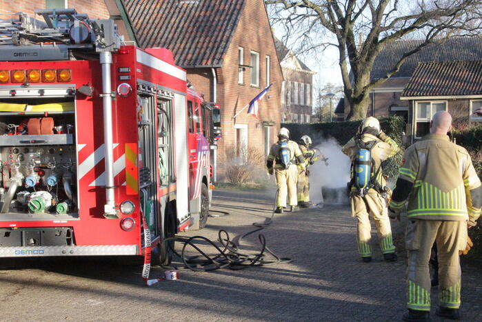 Containers tegen schuur in brand