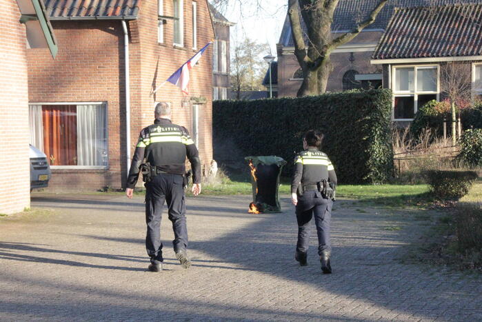 Containers tegen schuur in brand