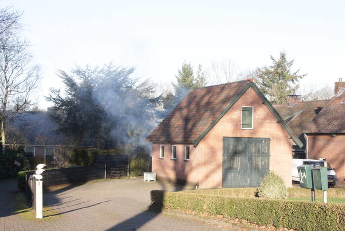 Containers tegen schuur in brand