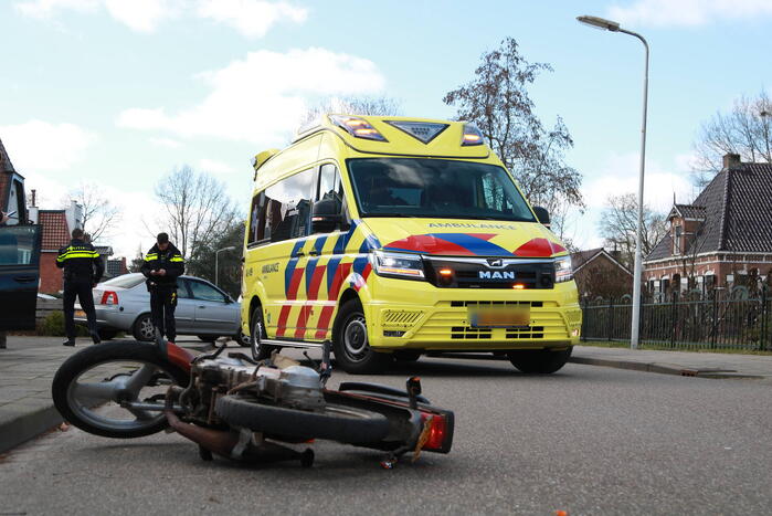 Scooterrijder gewond bij botsing met paal
