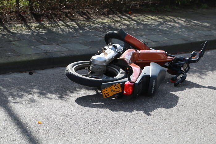 Scooterrijder gewond bij botsing met paal