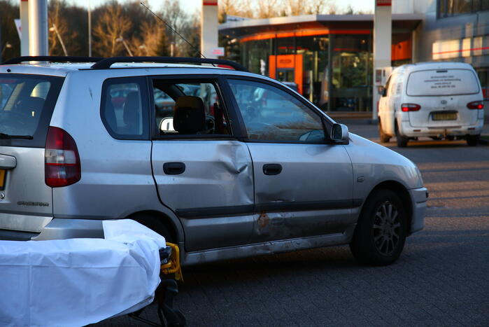 Scooterrijder en automobilist in botsing