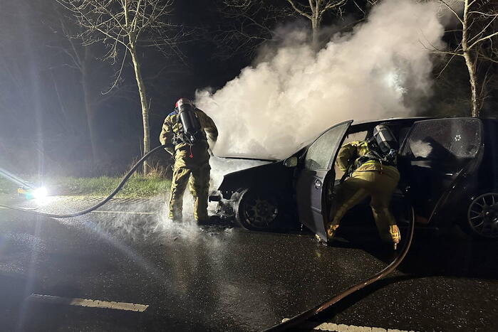 Auto vliegt in brand tijdens rijden