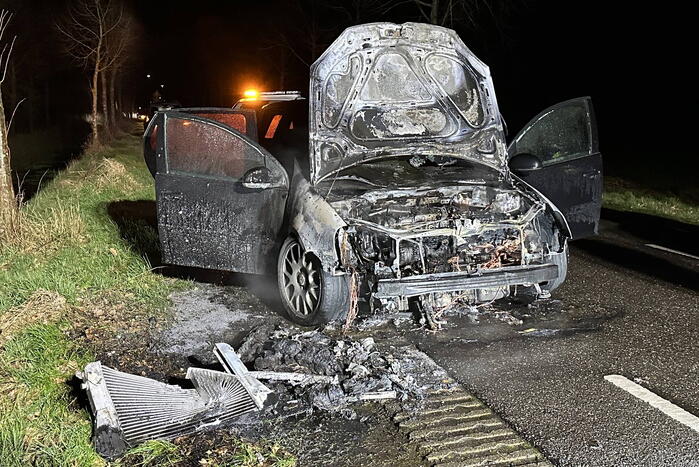 Auto vliegt in brand tijdens rijden