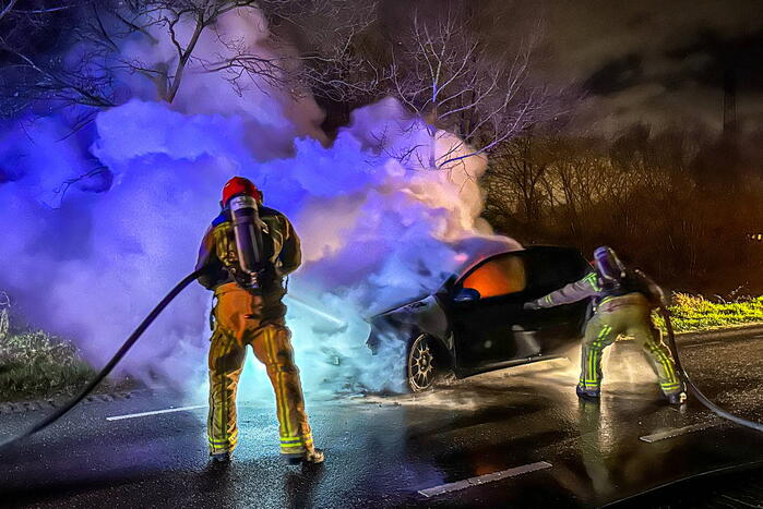 Auto vliegt in brand tijdens rijden