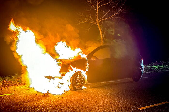Auto vliegt in brand tijdens rijden