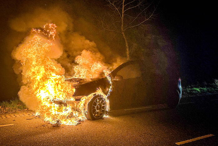 Auto vliegt in brand tijdens rijden