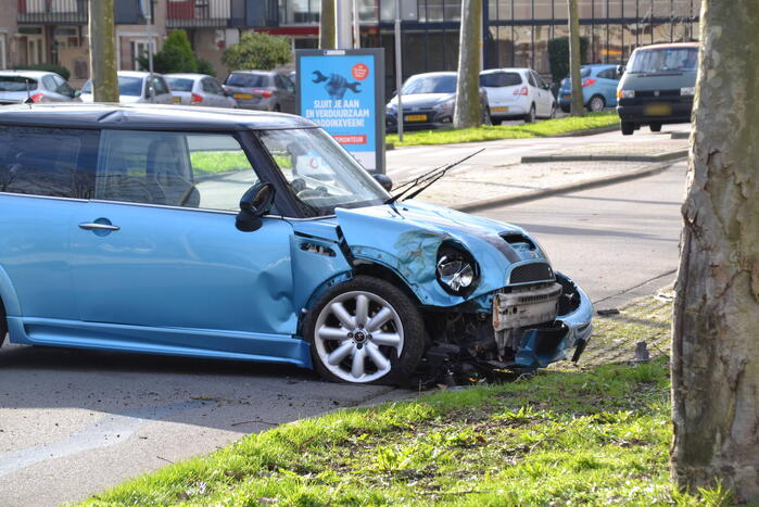 Automobilist eindigt tegen boom