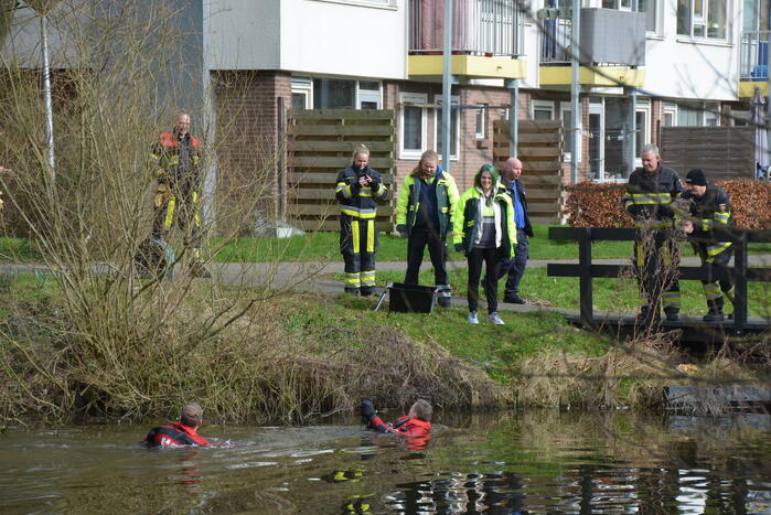 Meerkoet raakt verstrikt en wordt gered door brandweer