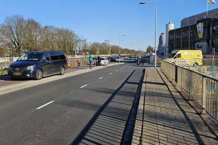 Overstekende fietser botst op beslbus