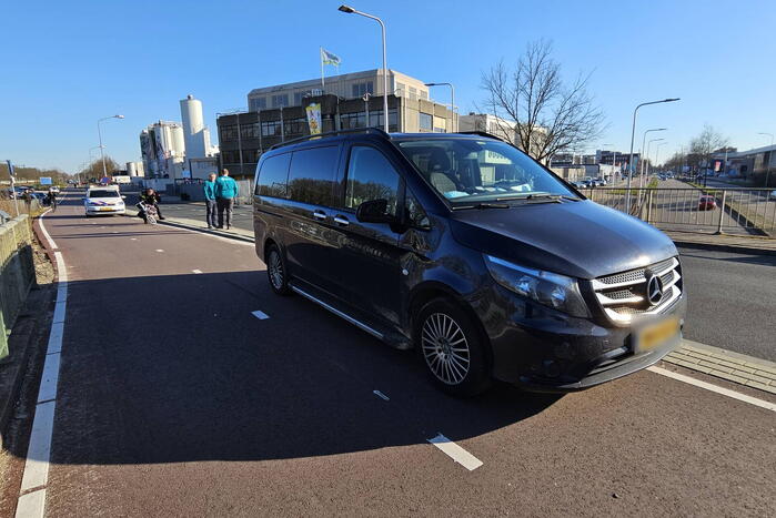 Overstekende fietser botst op beslbus