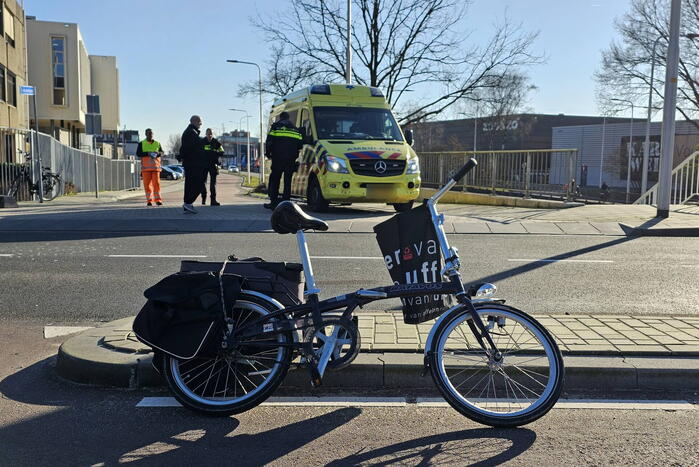Overstekende fietser botst op beslbus