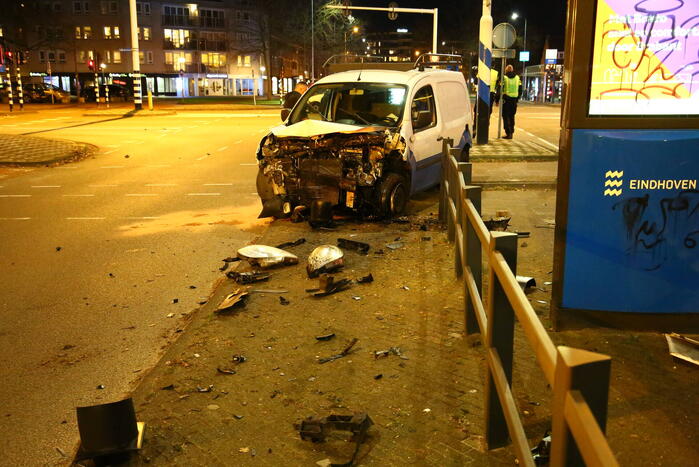 Veel schade bij botsing tussen twee bestelbussen