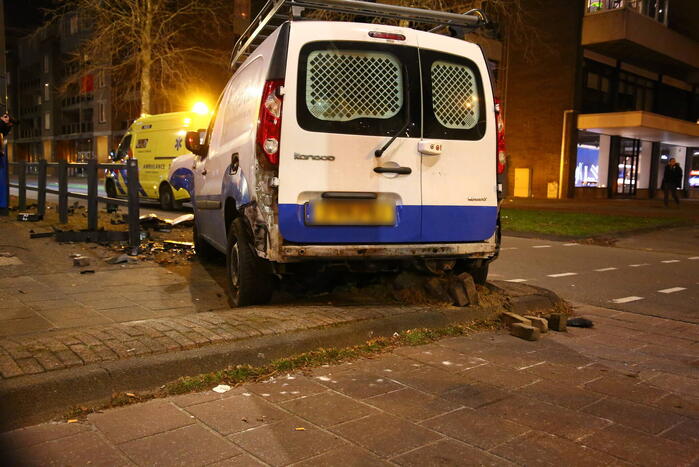 Veel schade bij botsing tussen twee bestelbussen