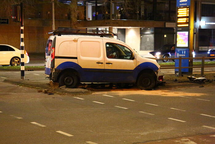 Veel schade bij botsing tussen twee bestelbussen