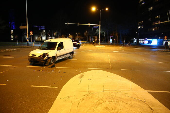 Veel schade bij botsing tussen twee bestelbussen