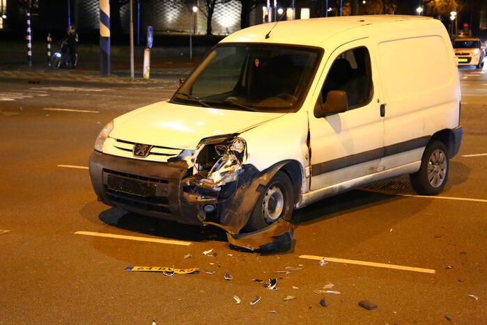 Veel schade bij botsing tussen twee bestelbussen