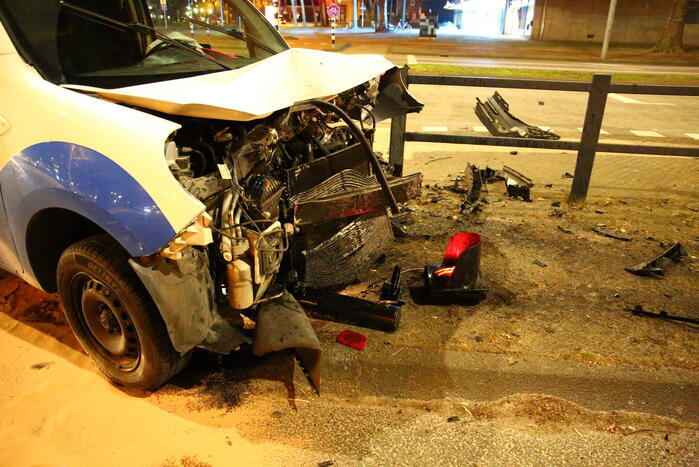 Veel schade bij botsing tussen twee bestelbussen