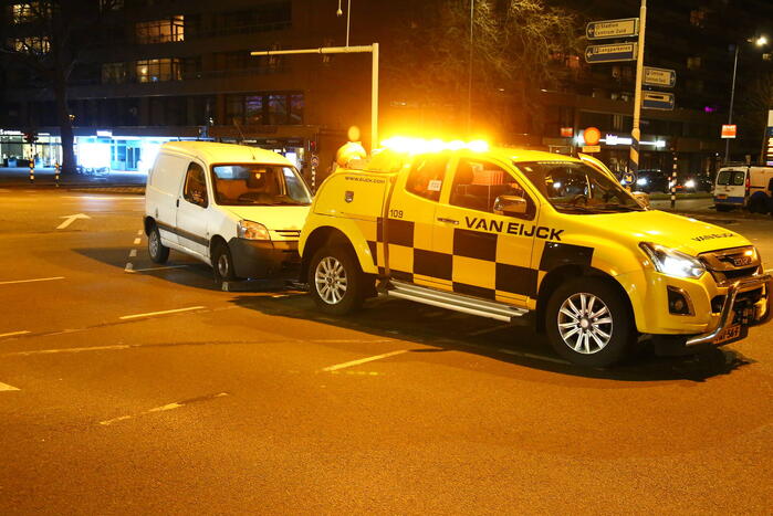 Veel schade bij botsing tussen twee bestelbussen