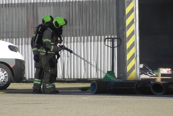 Bedrijfshal vol rook na brand