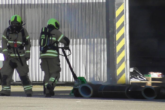 Bedrijfshal vol rook na brand