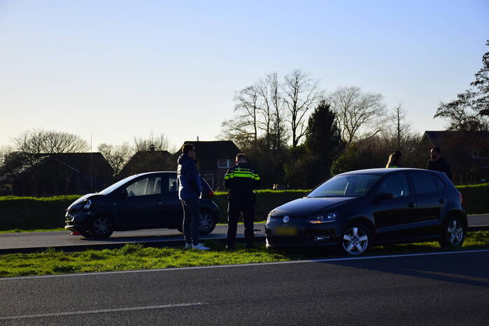 Claxon van auto blijft hangen na botsing