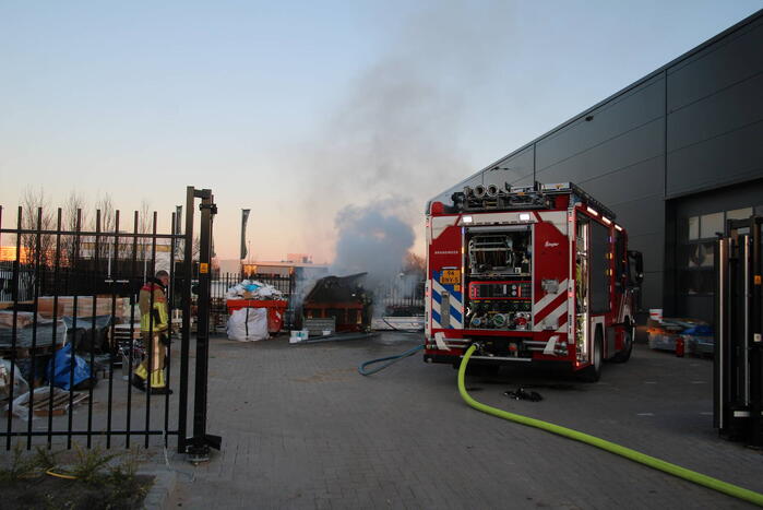 Flinke rookontwikkeling bij brand in container op bedrijventerrein