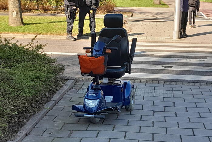 Bestuurder scootmobiel gewond bij botsing met auto