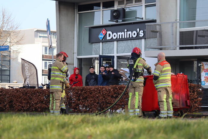 Container bij Domino's pizza vliegt in brand