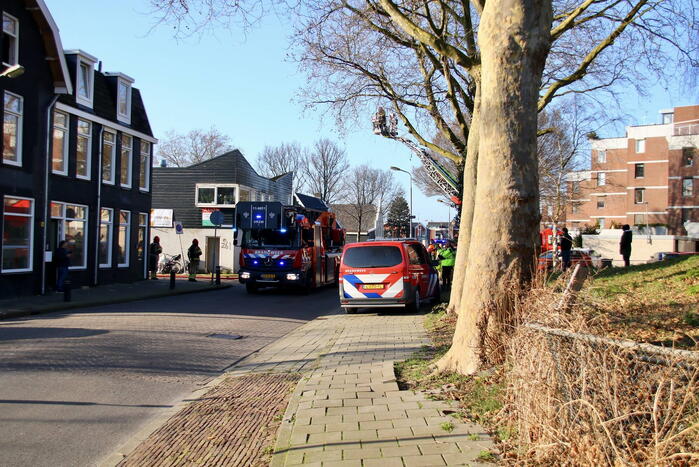 Straat afgezet na brand op dak