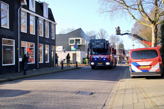 Straat afgezet na brand op dak
