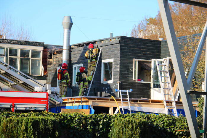 Straat afgezet na brand op dak
