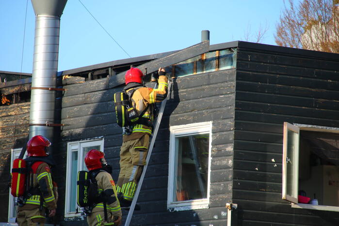 Straat afgezet na brand op dak