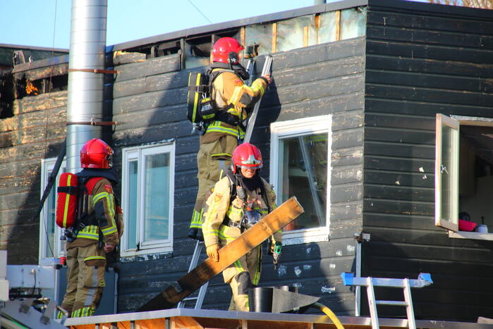 Straat afgezet na brand op dak