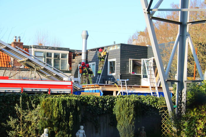Straat afgezet na brand op dak