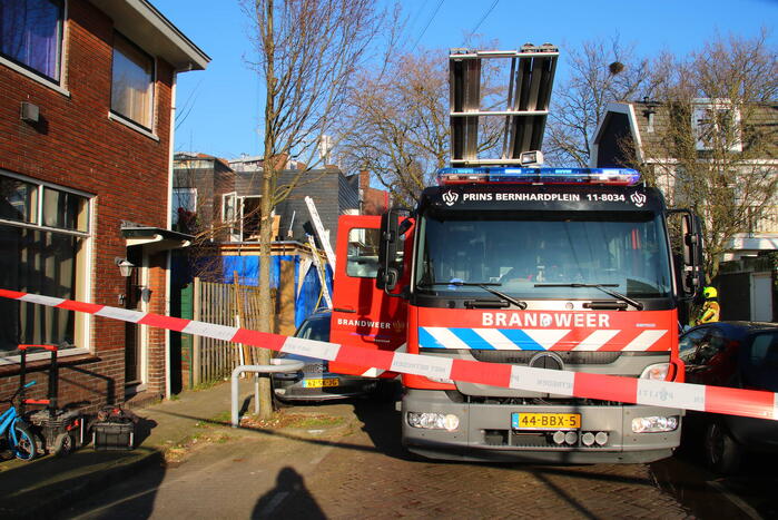Straat afgezet na brand op dak