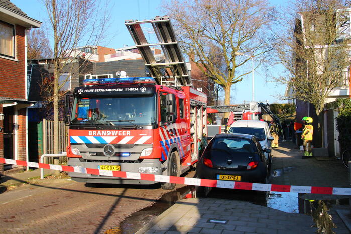Straat afgezet na brand op dak