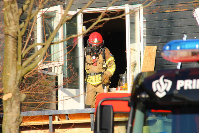 Straat afgezet na brand op dak