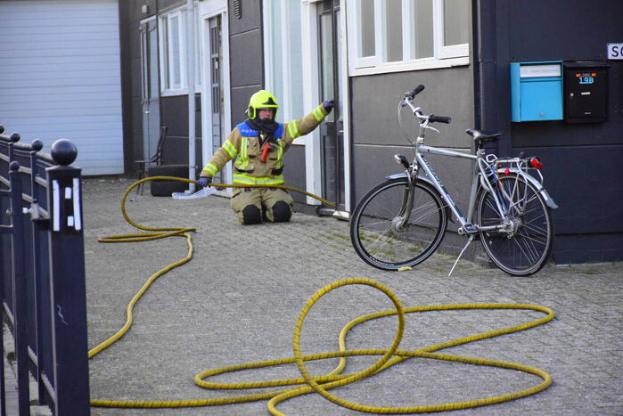 Hevige brand in woning boven bedrijfspand